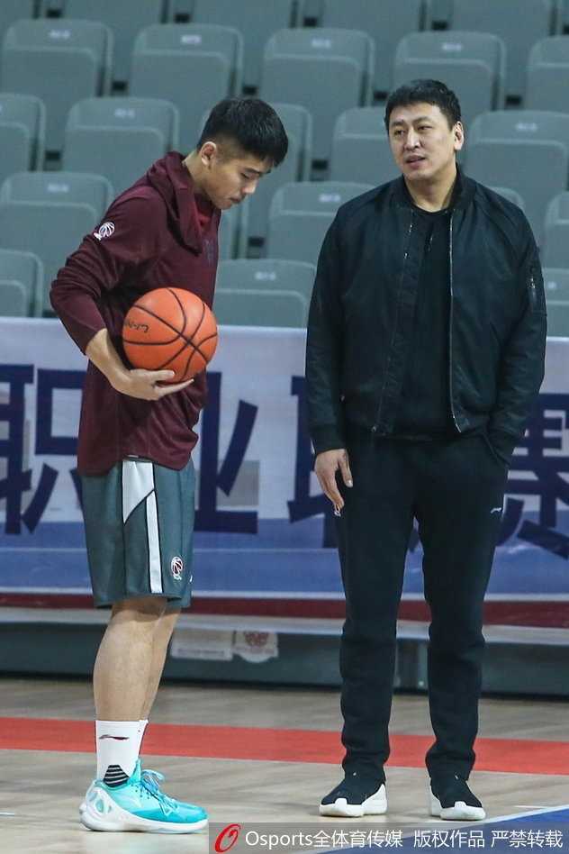 光影之间定格永恒的力量 篮球赛场突破瞬间球员眼神坚毅如炬运球动作快如闪电对手防守如影随形