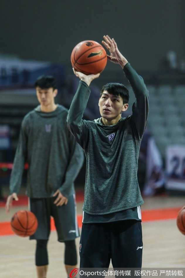 光影之间定格永恒的力量 绿茵场上球员飞身铲球带起一片草屑动作干净利落充满硬核对决的野性美感