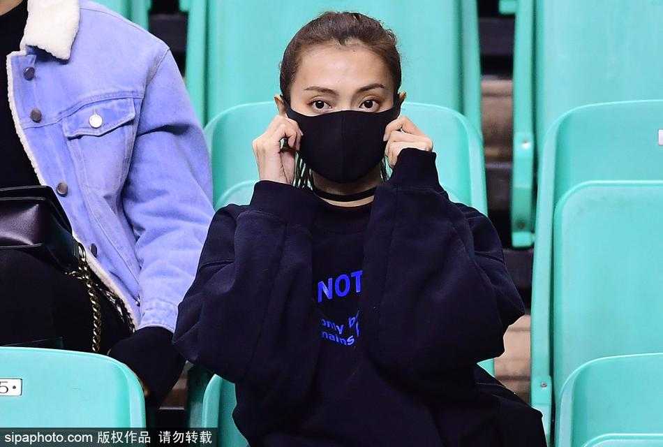 比赛进入白热化阶段，这位美女球迷紧抿双唇，双手不自觉地握在胸前，眼中闪烁着对主队辽宁男篮的无限关切与期待。她的紧张情绪极具感染力，让观者瞬间重回那个心跳加速的决胜时刻。