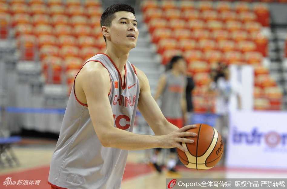 阿不都沙拉木高高跃起进行投篮练习，在空中身体完全舒展，出手点极高，展现出他作为空间型前锋的柔顺手感与优雅姿态。