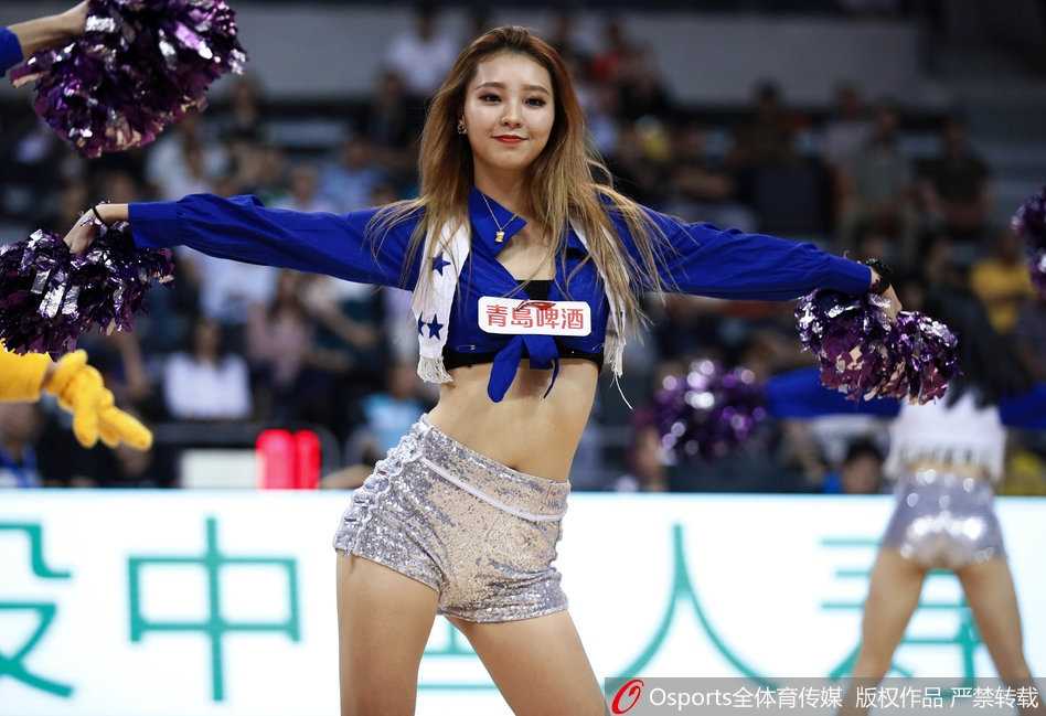 镜头捕捉到一位啦啦队员专注补妆的侧脸，镜中的她和镜外的她同样美丽，这后台的一瞥，诉说着她们对完美呈现的执着追求。