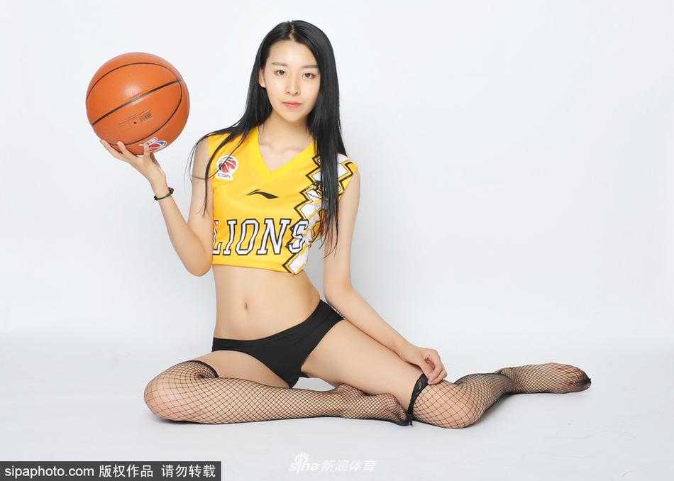 运动风写真下的广厦宝贝，眼神坚定而有力，展现出篮球宝贝独有的阳光与健康之美，动感十足。