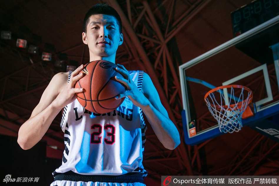 队长杨鸣在光影中回眸，眼神坚毅如炬，面容英俊的他不怒自威，展现出辽篮领军人物的从容与大气。