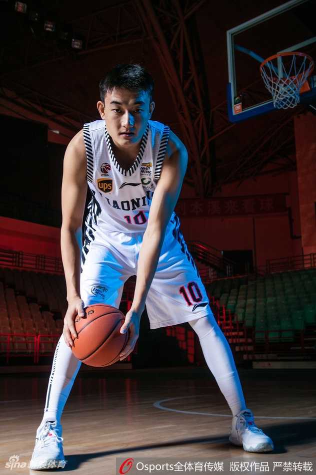 赵继伟手持篮球，在光影中显得灵动而狡黠，作为球队的大脑，他稚嫩的面孔下藏着与年龄不符的成熟与大局观。