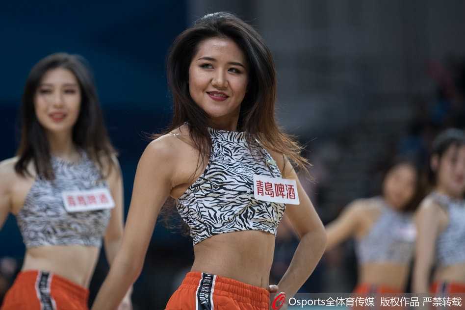 光影流转间绽放青春活力,同曦篮球宝贝赛场热舞点燃金陵之夜 终场结束后,宝贝们手拉手向四面看台鞠躬致意,领口微微敞开露出优美的锁骨线条,昏黄的顶灯洒在她们身上,宛如给这群夜的精灵披上了一层金色的薄纱,画面唯美而温馨。