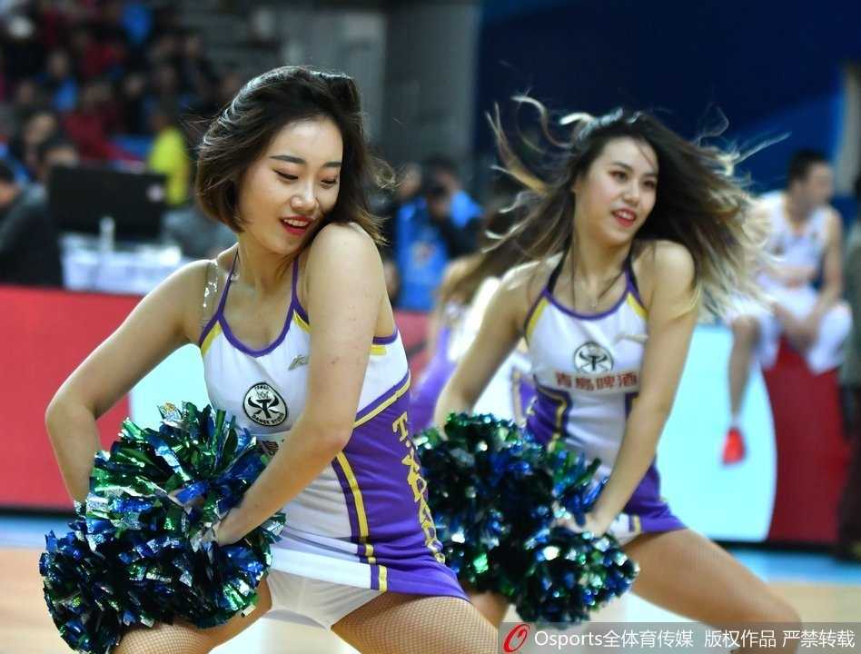 光影流转间绽放青春活力,同曦篮球宝贝赛场热舞点燃金陵之夜 团体造型时刻,宝贝们错落有致地排开,同时做出 waving 动作,如同海浪般起伏的队列充满了流动的韵律感,她们手臂上闪耀的银色流苏在灯光下划出耀眼的光轨。