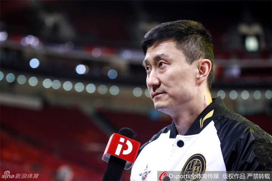 吉默·弗雷戴特在全明星赛中运球突破，他眼神专注，重心压得很低，篮球仿佛黏在手上一般，动作极其潇洒。