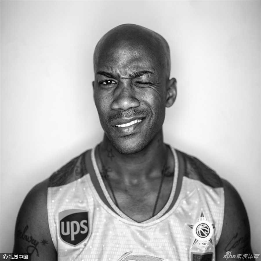 马布里嘴角上扬，露出一丝狡黠的坏笑，仿佛在说：小子，你还嫩点儿！