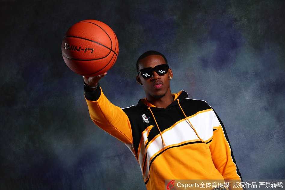 郭艾伦独自面对镜头，做出夸张的hip-hop手势，表情灵动搞怪，展现了其“球场网红”的逗趣一面。