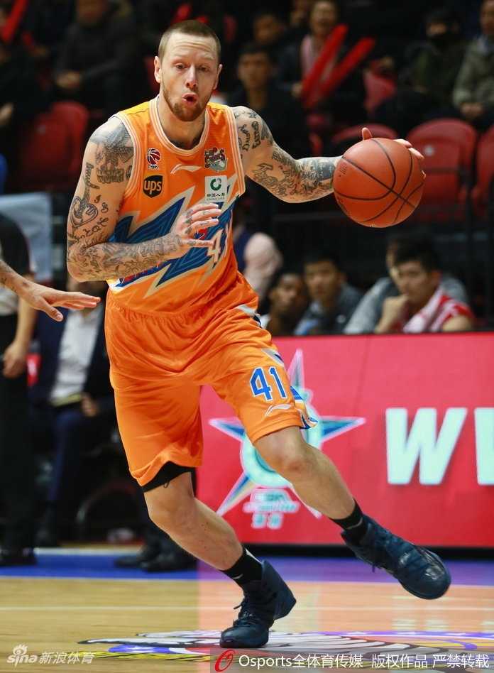 可兰白克底角接球就投，篮球空心入网，留下一道白色的残影