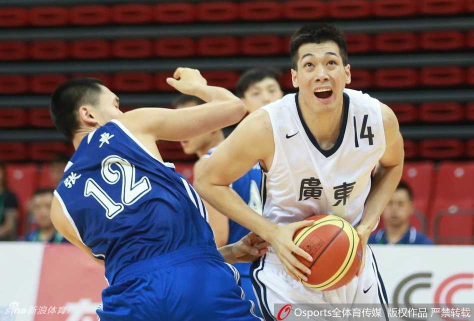 易建联在朱彦西的严密防守下依然高举高打，眼神中透露出必胜的决心，试图用身体挤开空间完成投篮。