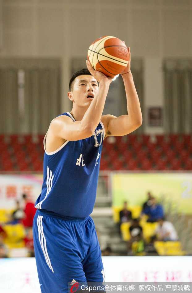 翟晓川站上罚球线，神情专注，本场他罚球14罚13中，是球队最稳定的得分点。