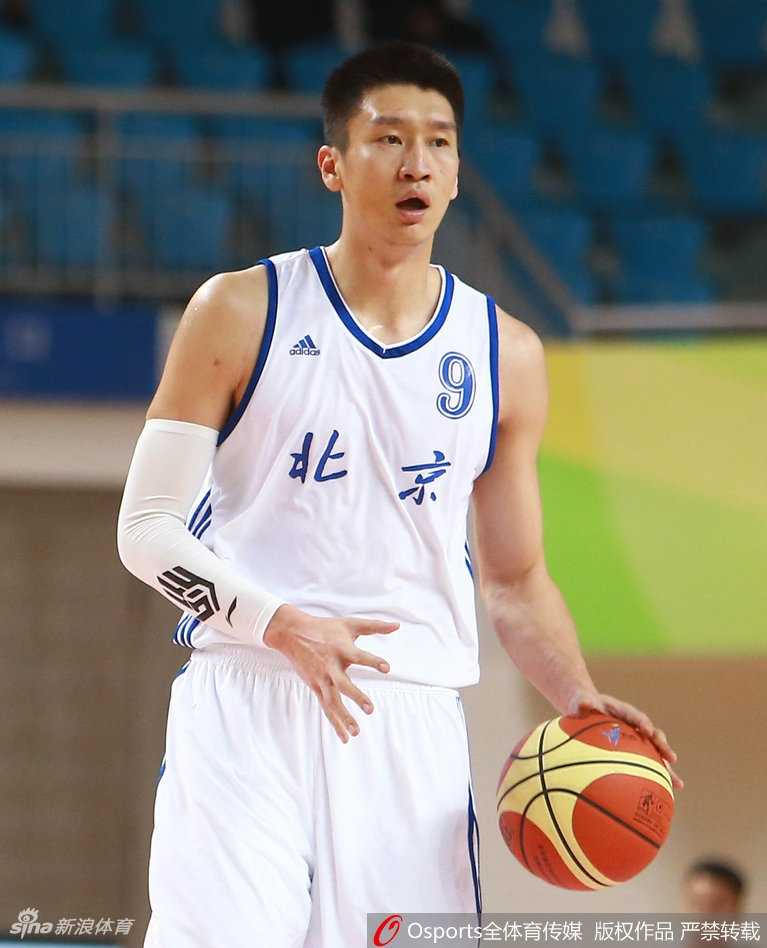 翟晓川在比赛中全神贯注，眼神如炬死死盯住来球，身体姿态展现出顶级运动员的敏锐嗅觉和拼搏精神。