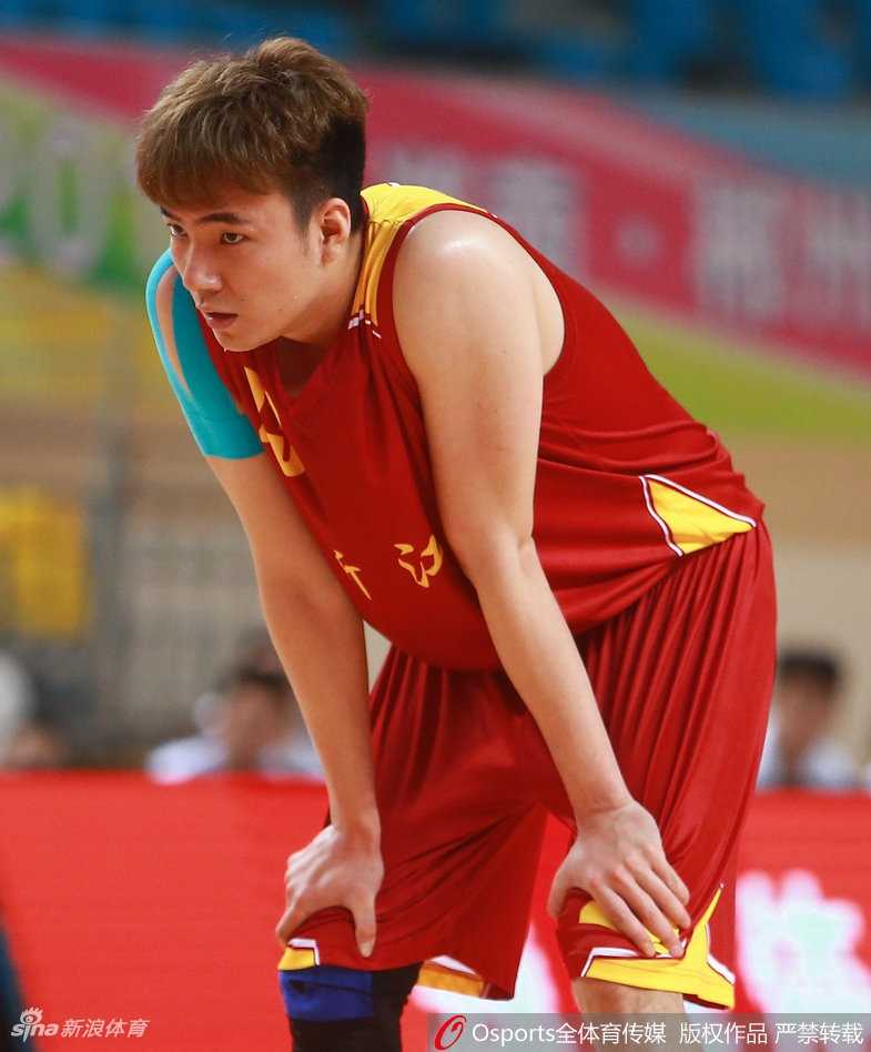 孙悦在比赛中持球面对浙江后卫曹飞，他高举手臂指挥队友跑位，沉稳的气质尽显核心球员风范。