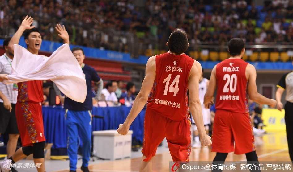 易建联在新疆队严密的包夹防守下强行起跳，眼神坚毅却难掩独木难支的落寞