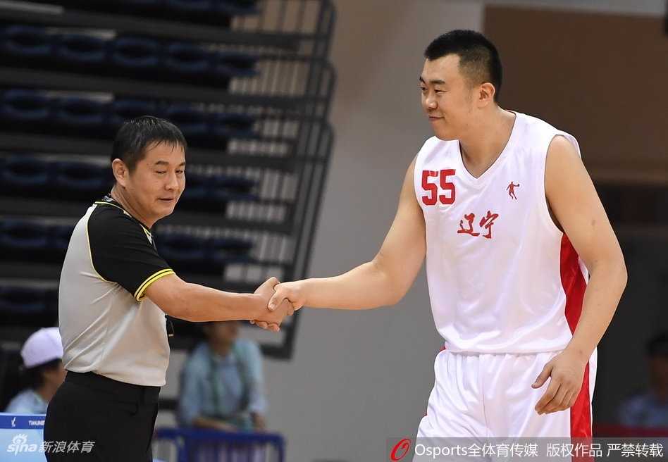 终场哨响，辽宁队球员们聚拢在场地中央，郭艾伦与周琦击掌相庆，背景板上的大比分定格在90-60，宣告着这场酣畅淋漓的大胜。