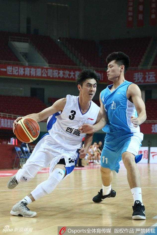 河南队后卫王政博如利刃般撕破西藏队防线，全速持球突破瞬间