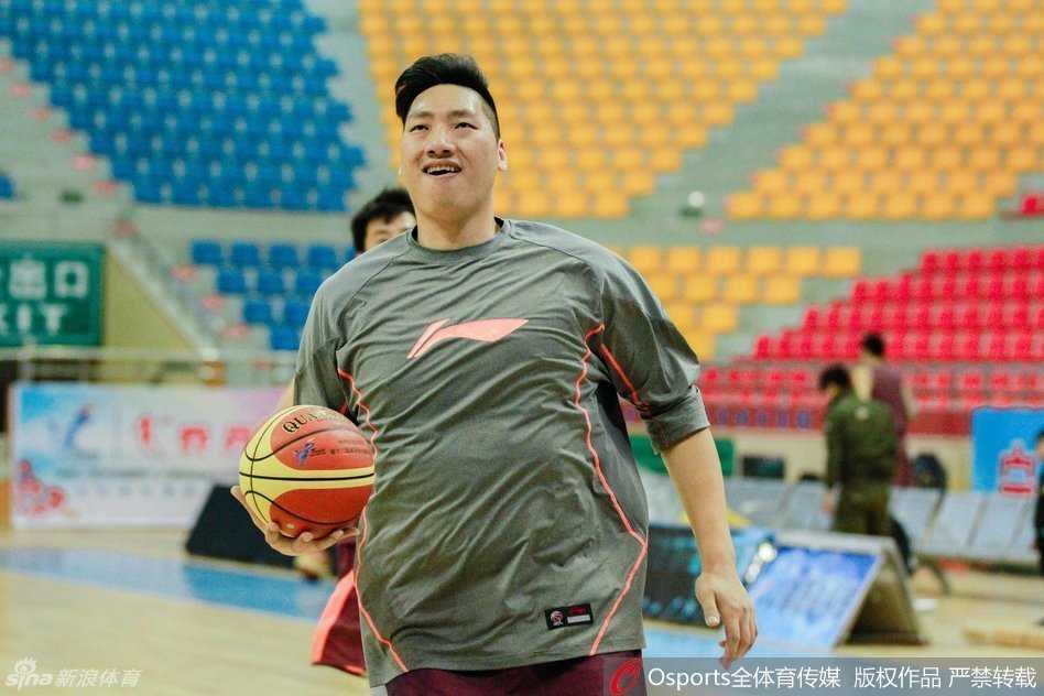 全运会预赛球场上的移动长城与潇洒发型师 王哲林在训练中眼神坚毅,新剪的板寸发型显得整个人干净利落,犹如一座移动的小铁塔矗立在篮下。