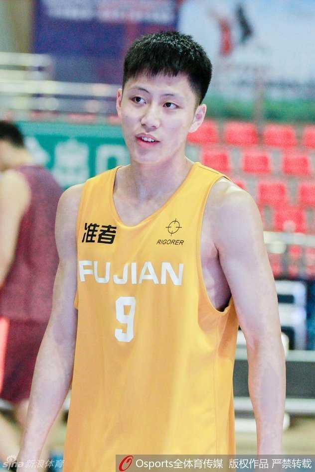 全运会预赛球场上的移动长城与潇洒发型师 江苏队执行教练贝西洛维奇在场边布置战术,身后的孟达认真聆听,他的新发型在替补席上格外有型。