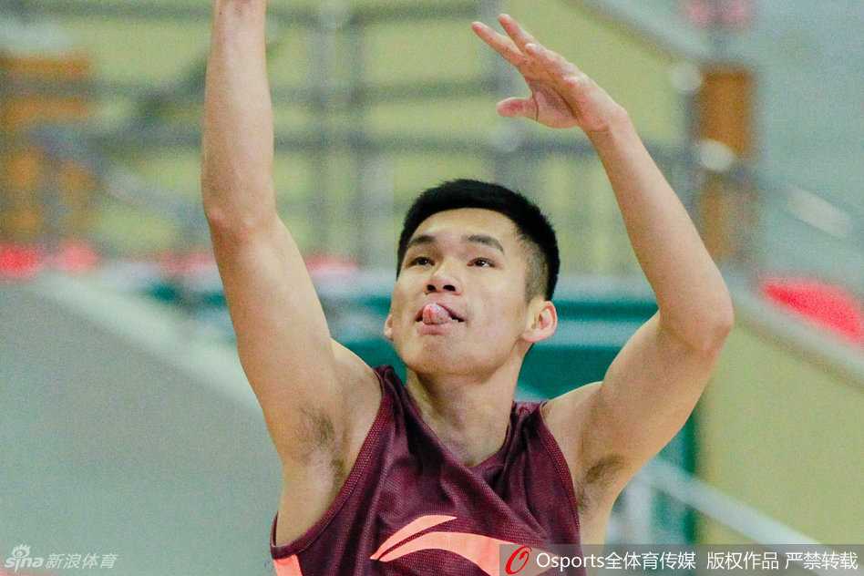 全运会预赛球场上的移动长城与潇洒发型师 赛前热身时,福建队与江苏队球员各自进行投篮练习,王哲林与孟达的新发型在人群中显得格外好认。