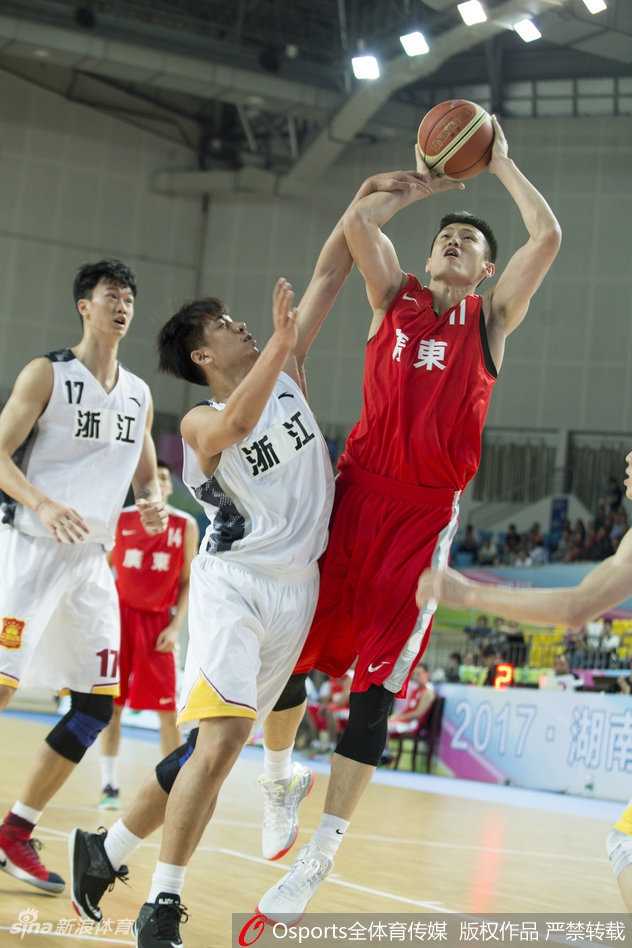 周鹏持球强行突破，面对两人包夹毫不退缩，在空中对抗后依然保持平衡，展现出全能战士的风采。