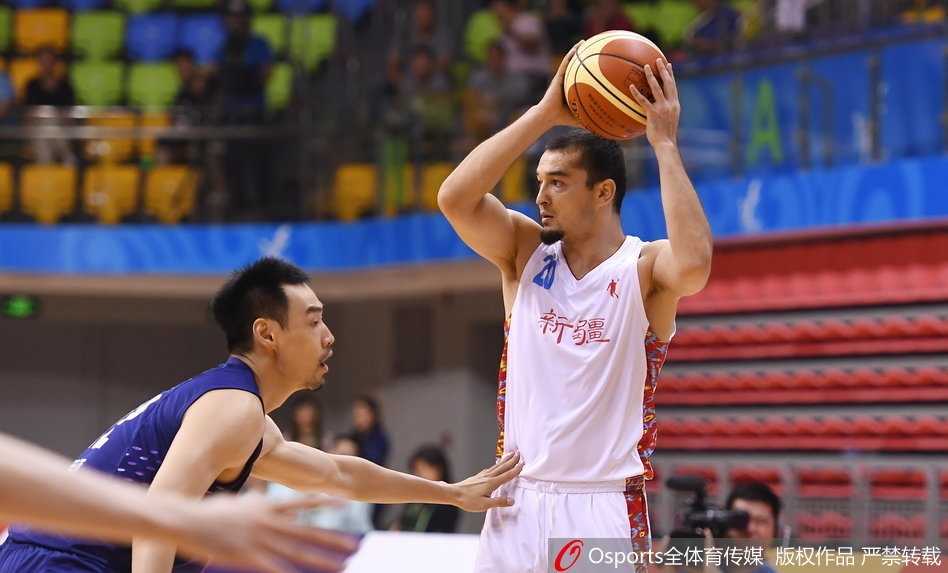 王子瑞在快攻中轻盈上篮，动作舒展，江苏队的防守球员只能望球兴叹