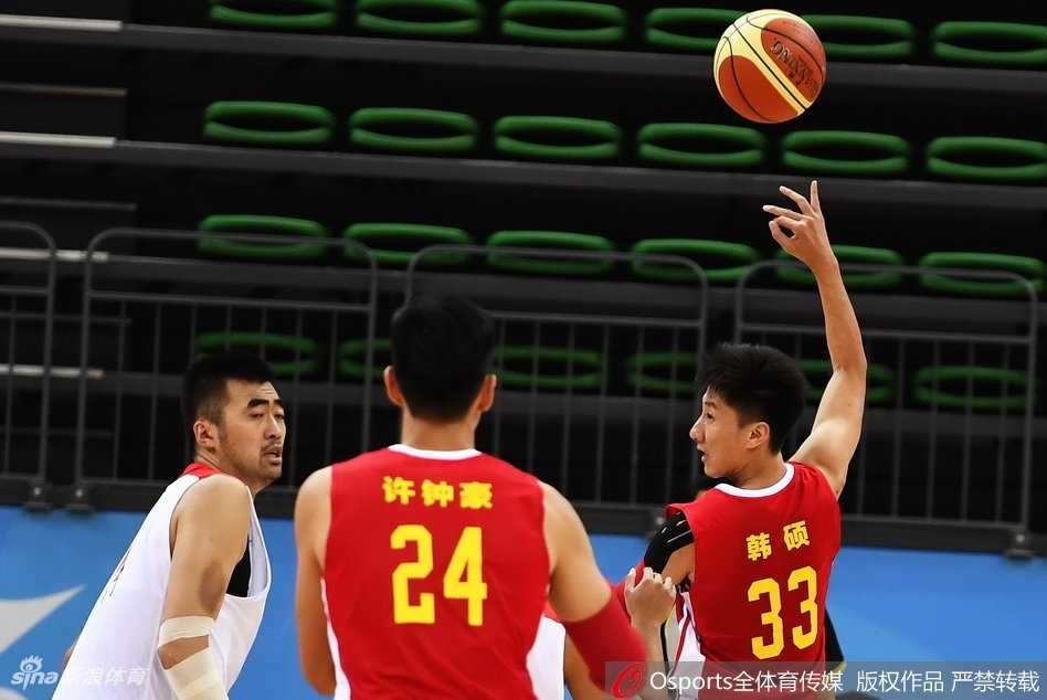 全运赛场上海滩掀翻军旅战舰 蔡亮率队导演惊天大逆转 上海与解放军双方球员在球场中央激烈拼抢,篮球在指尖飞舞,瞬间引爆全场激情