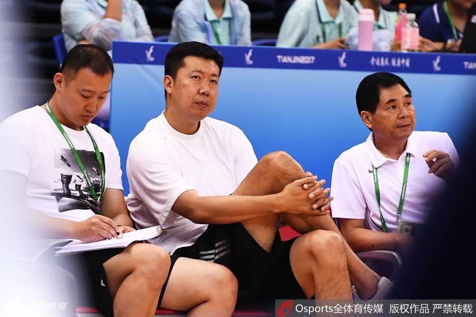 全运赛场上海滩掀翻军旅战舰 蔡亮率队导演惊天大逆转 老将刘炜运球突破,目光如炬,岁月似乎未曾在他身上留下痕迹,每一次运球都充满了智慧与坚韧