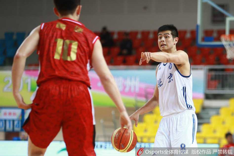 全运赛场京狮怒吼 翟晓川方硕领衔北京队狂胜陕西 王骁辉如鬼魅般切入内线,面对补防毫不畏惧,用一记飘逸的上篮轻松取分。