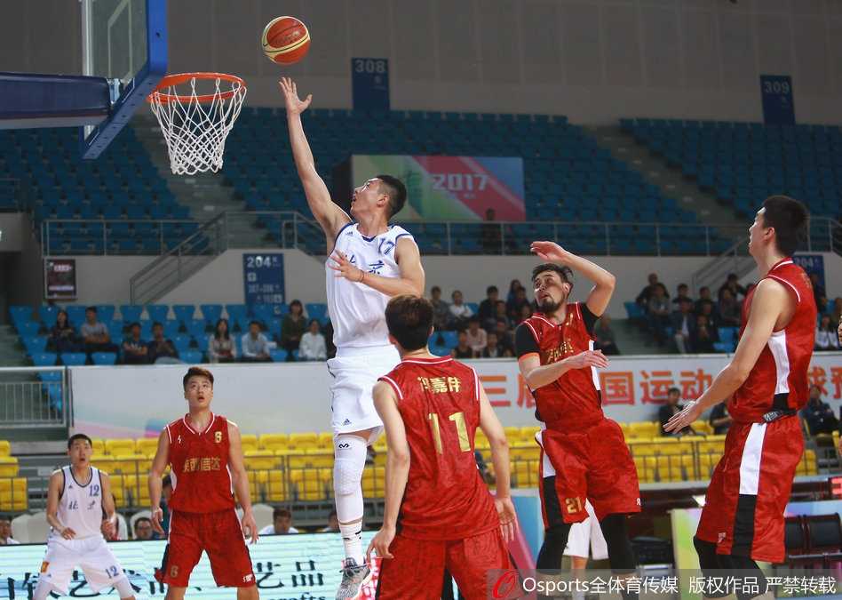 全运赛场京狮怒吼 翟晓川方硕领衔北京队狂胜陕西 翟晓川在严密防守下强行上篮,身体在空中完全舒展,展现出国内顶级前锋的强悍实力。