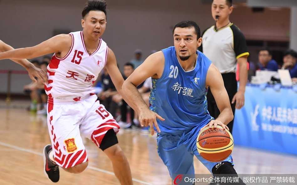 赵睿如闪电般撕裂新疆防线，跃起上篮的瞬间，整个体育馆都屏住了呼吸。