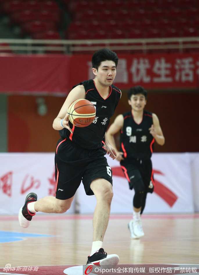 孙桐林犹如一道白色闪电，持球迅猛穿越西藏队的防线，眼神中透露出锐不可当的进攻欲望。