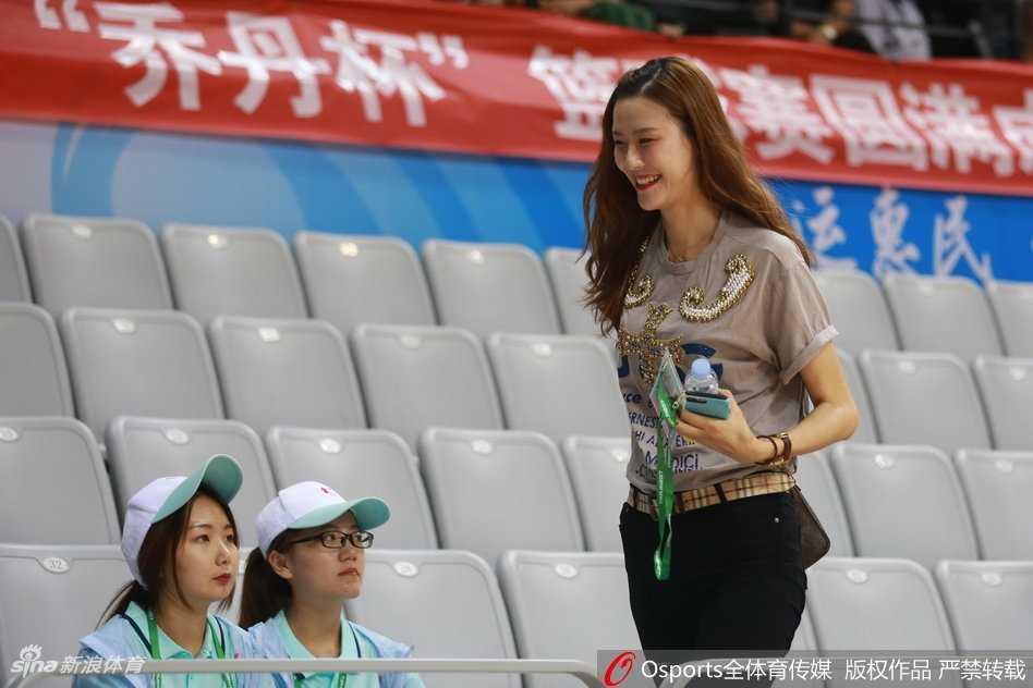 许诺在看台上露出标志性的甜美笑容，即便是静静地坐着观赛，也散发着自信与阳光的气质