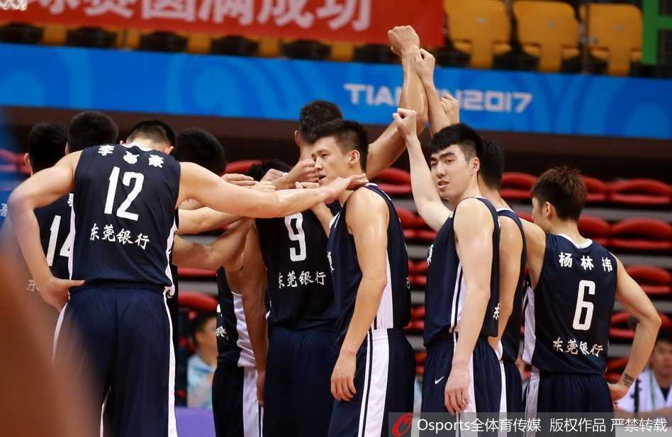 姚明端坐主席台目光如炬，表情严肃中带着一丝对后辈的期许