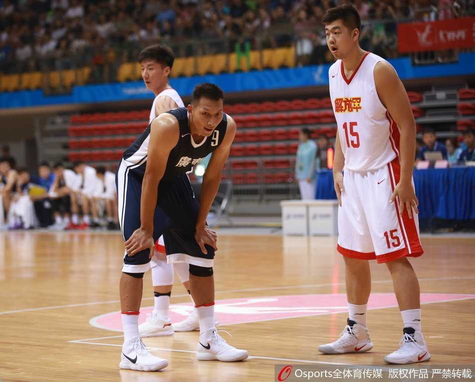 广东队年轻后卫胡明轩在末节关键时刻果断出手三分，眼神中透露着杀手的冷静