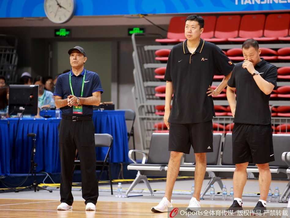 广东队长周鹏面对防守悍将干拔跳投，皮球划过一道完美弧线直奔篮心