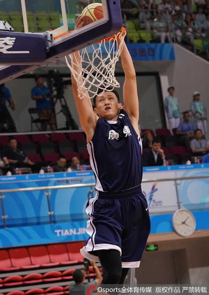 广东队赢球后全员围聚中圈，高举手臂欢呼呐喊，庆祝这场含金量十足的胜利