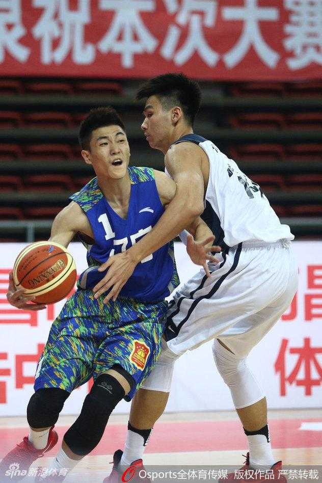 郭艾伦持球面对防守，眼神犀利，一个逼真的假动作晃开重心，准备加速完成突破上篮