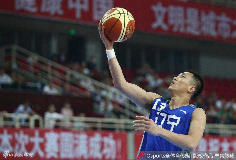 全运赛场辽篮掀青春风暴 大胜重庆豪取两连胜 锋线尖刀刘志轩外线持球面对空位果断出手,皮球应声入网,他用精准的投射为球队续上火力