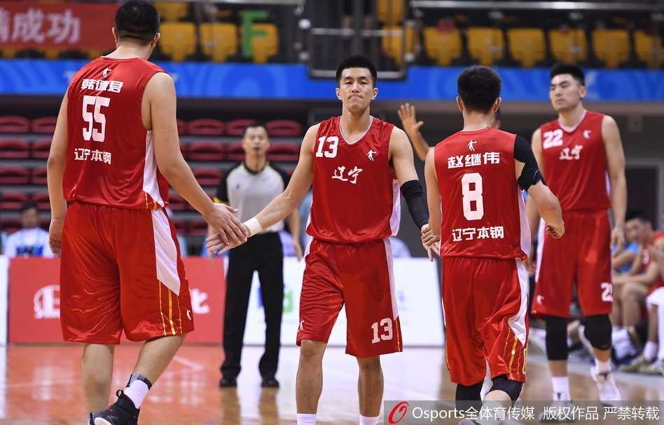 李晓旭高高跃起摘下一个关键的前场篮板，落地瞬间他紧紧将球抱在怀中，眼神中透露出不可动摇的坚定。