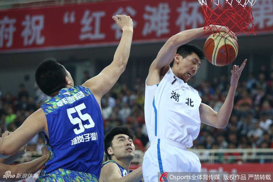 赵继伟持球观察，眼神灵动寻找着最致命的传球路线。