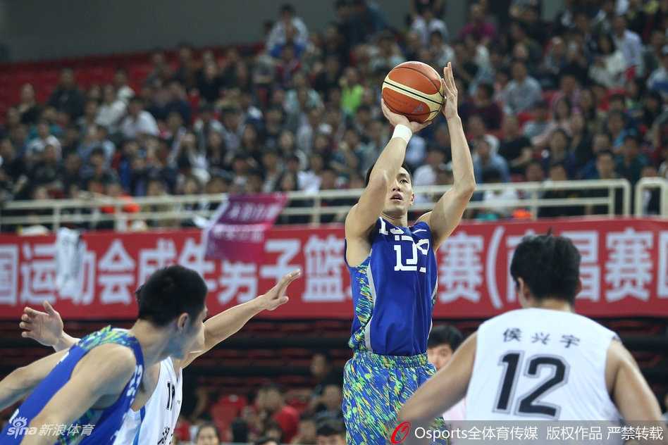 老将张凯奋力跃起，在对方头顶摘下关键篮板球。