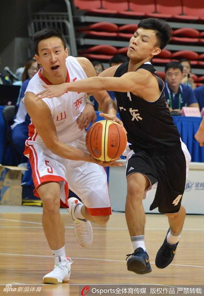 全运赛场青春风暴!广东青年军惊天逆转山东,捧起U18男篮桂冠 广东队核心球员沈梓捷在山东队多人围堵下依然强硬上篮,身体在空中完全舒展,展现出惊人的核心力量