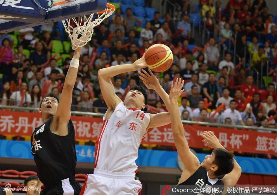 全运赛场青春风暴!广东青年军惊天逆转山东,捧起U18男篮桂冠 广东队主帅郑永刚在场边激情指挥,双手比划着战术手势,脸上的表情比场上球员还要投入