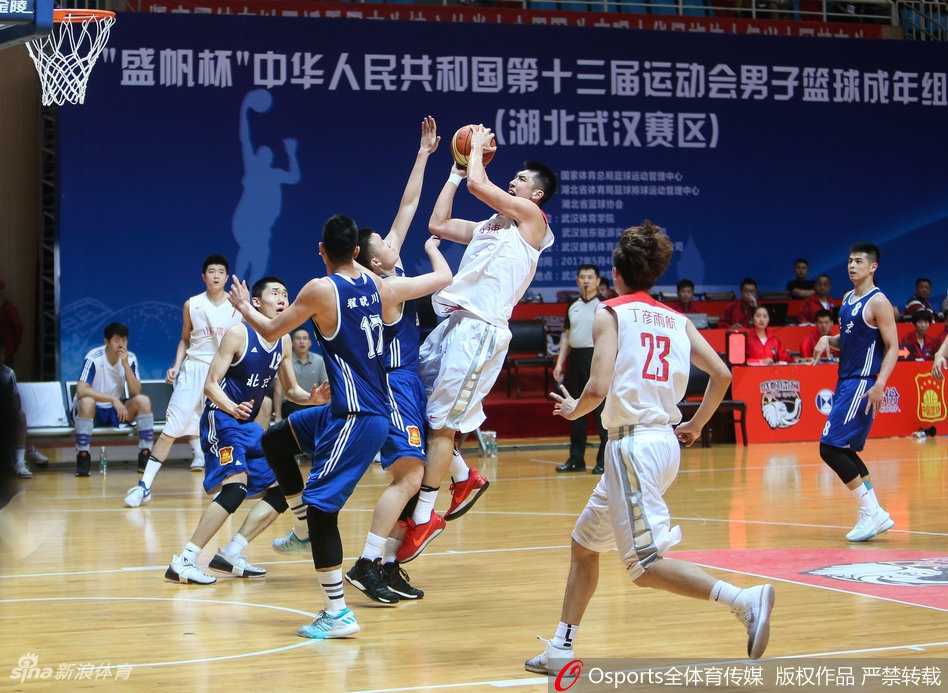 闵鹿蕾指导焦急地对着裁判席比划着手势，眼神中充满渴望与不解，试图为场上陷入被动的弟子们讨回公道。