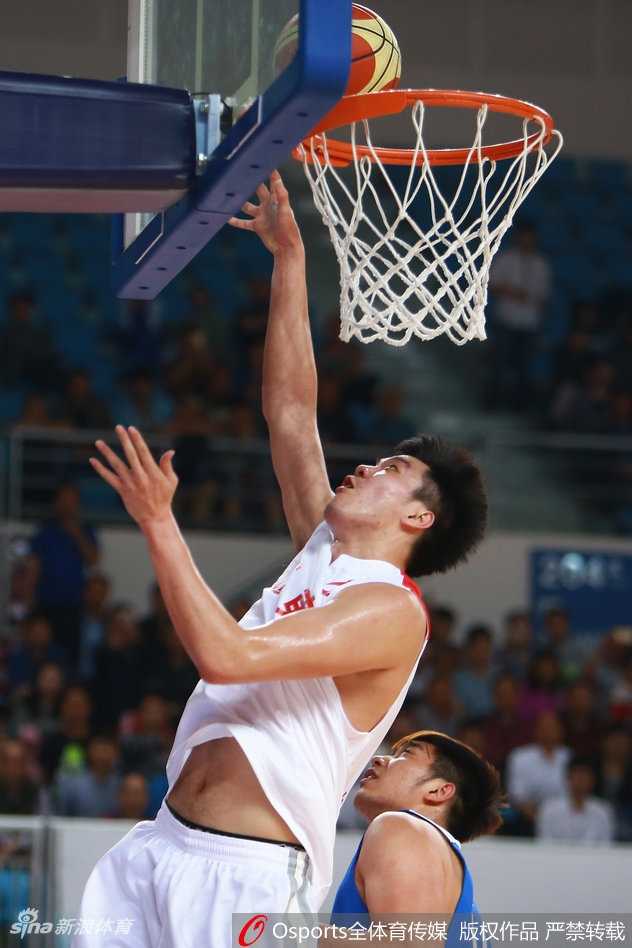 上海队张兆旭在内线接球，他双手持球仔细观察场上局势，准备进行后仰跳投。