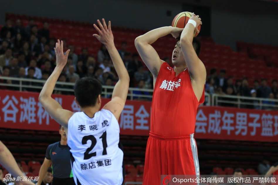 邹雨宸高高跃起单臂暴扣，展现惊人的身体素质与霸气侧漏的王者风范