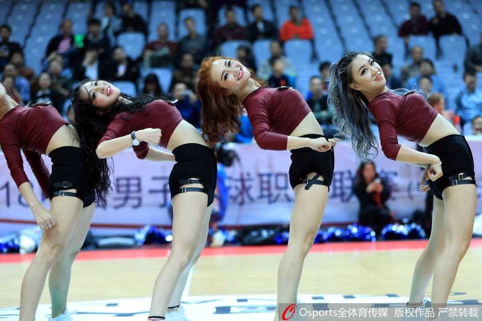 近景特写下，宝贝额头沁着细密汗珠，脸上的亮片在灯光下闪烁，嘴唇微张调整呼吸，敬业姿态令人动容。