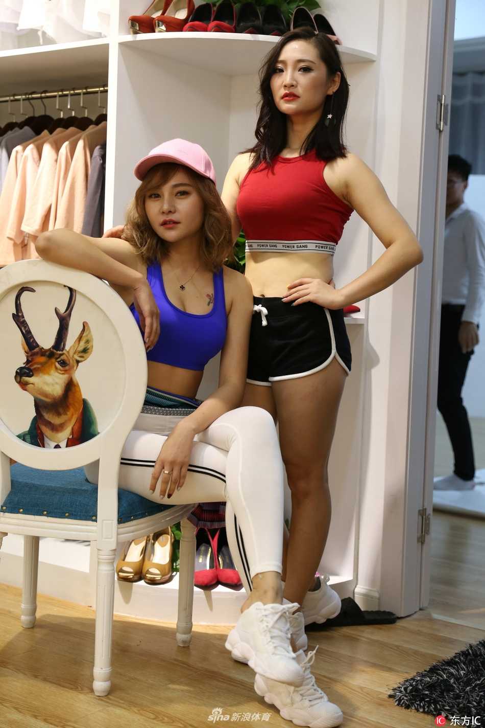 午后慵懒的光线下，宝贝侧身回眸，轻柔的发丝在微风中飘动，眼眸低垂带着一丝羞涩，洁白的衬衫和深色短裙衬托出她邻家女孩般的清纯气质。