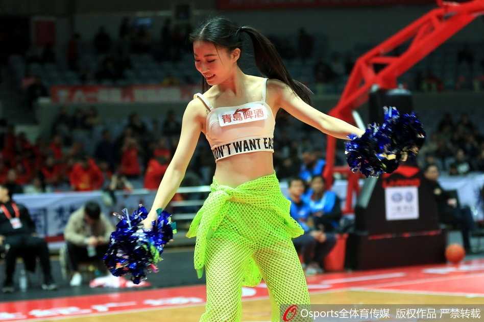 宝贝们围成半圆，双手高举彩球，下腰动作整齐得如同复制粘贴，小背心上的八一队徽格外醒目